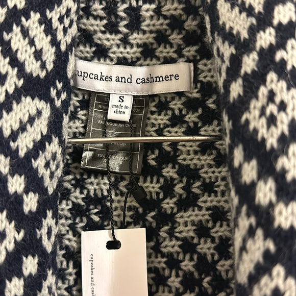 Cupcakes and Cashmere sweater - Picture 3 of 5